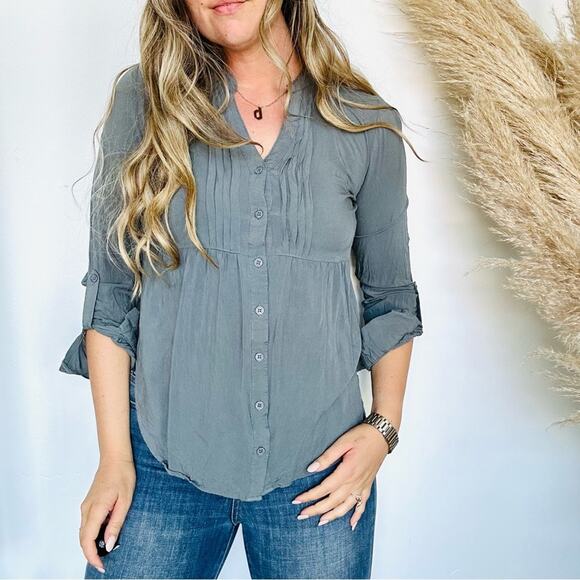 NORDSTROM FIRST LOVE Charcoal Grey Pinktuck Pleated Button Tab Blouse Shirt M - Picture 1 of 10